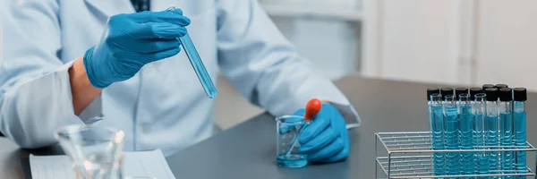 科学家在医学实验室进行化学实验 小心地将准确数量的液体从吸盘滴入试管 用于疫苗药物或抗生素研发 新时代 — 图库照片