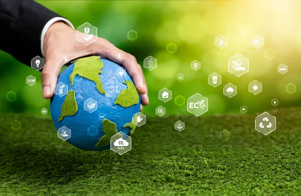 商人持有地球与生态友好图标设计象征着商业公司致力于保护地球生态系统的净零技术和Esg实践 可靠性 — 图库照片