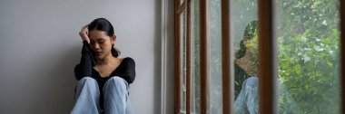 Depresyondaki zihinsel sağlık sorunu olan genç Asyalı kadın aşırı düşünme yorgunluğu, yıkıcı düşünce, asosyal, kaygı ve diğer akıl sağlığı bozukluklarından en yüksek tedaviye ihtiyaç duyuyor. .