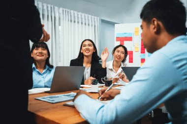 Çeşitli etnik analist grupları aktif olarak iş toplantılarına katılıyor, uzmanlıklarını ellerini kaldırarak gösteriyorlar ve televizyon ekranı veri analizi paneli ile ilgili anlayışlı sorular soruyorlar. Habiliment