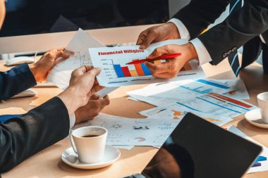 Zeki iş adamı ve iş kadını modern ofis içinde grup toplantılarında konuşuyorlar. İş ortaklığı stratejik planlama ve iş arkadaşlarının beyin fırtınası. Jivy