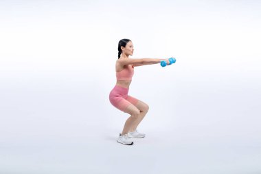 Güçlü enerjik kadın halter kaldırma egzersizi yapıyor izole arka planda. Genç atletik Asyalı kadın dayanıklılığı ve dayanıklılık eğitimi rutin vücut egzersizi..
