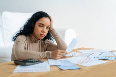 Stresli genç kadının kredi kartı borçlarıyla ilgili mali sorunları var. Kötü kişisel para ve mortgage ödeme yönetimi krizi kavramını çok önemli ölçüde karşılıyor. Üzgün ve mutsuz