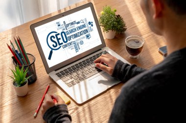Model e-ticaret için SEO arama motoru optimizasyonu ve bilgisayar ekranında gösterilen çevrimiçi perakende işi