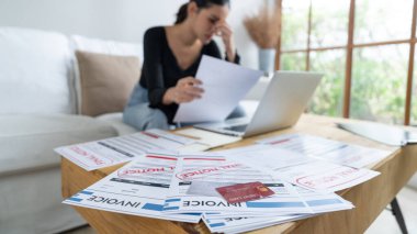 Stresli genç kadının kredi kartı borçlarıyla ilgili maddi sorunları var. En çok kötü kişisel para ve mortgage ödeme yönetimi krizi kavramını gösteriyor..