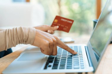 Çevrimiçi ödeme, bankacılık ve internet ağındaki alışveriş için kullanılan kredi kartını çevrimiçi güvenli cüzdan için kredi kartı teknolojisini gösteren dizüstü bilgisayarla kapat