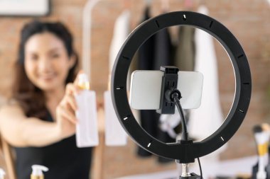 Asyalı Kadın Etkilenen Vlog 'ta canlı yayın yapan videolar sosyal medya ya da blog' un çoğunu oluşturuyor. Kozmetik stüdyosu ışıklandırmalı mutlu genç kız çevrimiçi pazarlama oturumu yayını için.