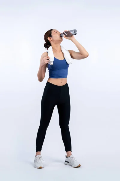 Αθλητική Και Σπορ Ασιάτισσα Γυναίκα Ξεκουράζεται Και Πίνει Νερό Μετά — Φωτογραφία Αρχείου