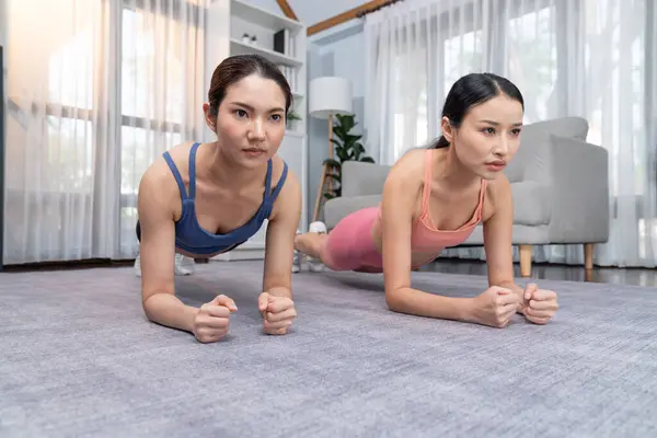 그녀의 트레이너 친구와 바닥에 아시아 집에서 라이프 스타일 균형과 지구력 — 스톡 사진