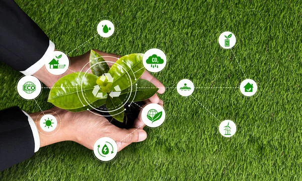 リサイクルシンボルで植物を育て 保持するビジネスマン ビジネスコミットメントと自然と環境保護への投資 今後の持続可能なエコシステム リライアンス — ストック写真