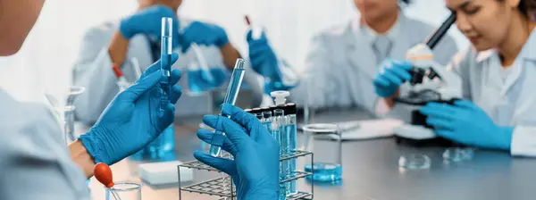 헌신적 과학자들은 연구소에서 연구를 실시하여 의약품이나 항생제 개발에 획기적 생화학 — 스톡 사진