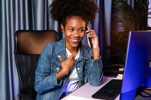 Young African Creator Calling Smartphone Looking Screen Monitor Laptop Wearing — Stock Photo, Image