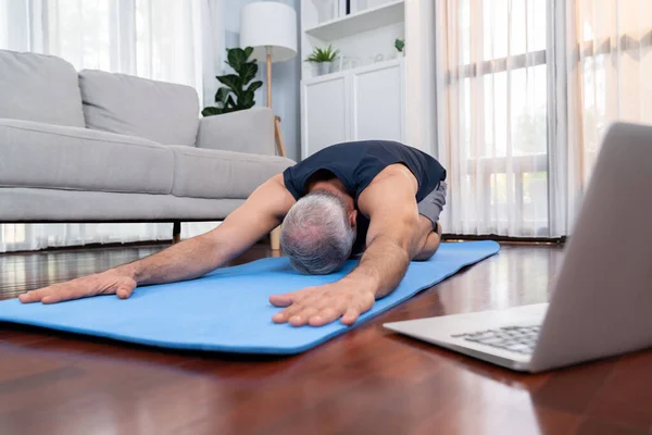 Homme Âgé Vêtements Sport Faisant Yoga Posture Méditation Sur Tapis — Photo