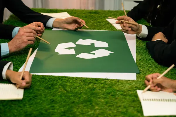 在办公室会议桌上的循环利用图标与商业人士一起规划生态企业在废物管理方面的投资 作为循环利用减少了清洁生态系统的再利用概念 好奇怪 — 图库照片