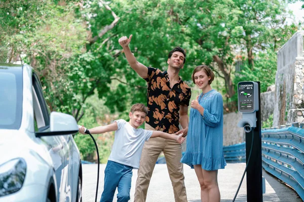 Rodzinny Wyjazd Samochodem Napędem Elektrycznym Piękny Rodzinny Samochód Zieloną Czystą — Zdjęcie stockowe