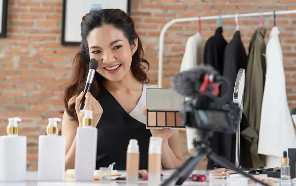 亚洲女性影响者在网上直播Vlog视频评论化妆最热门的社交媒体或博客 快乐少女与化妆品工作室照明营销录音会议在线广播 — 图库照片