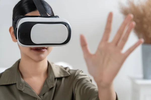 Молодая Женщина Использующая Виртуальную Реальность Виртуальной Реальности Очки Дома Абсолютного — стоковое фото