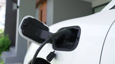 Ev şarj istasyonu, elektronik araç için sürdürülebilir, yenilenebilir enerji kaynağı, modern modern yaşam tarzı için evdeki EV arabaları sağlıyor. Çevre dostu melez elektro ve petrol aracı bataryası.