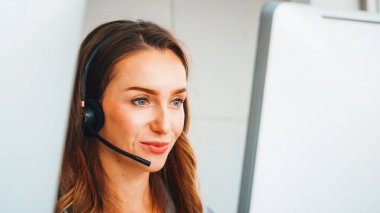 Ofiste çalışan kulaklık takan işadamları uzak müşteri ya da meslektaşlarını desteklemek için çalışıyorlar. Çağrı merkezi, tele pazarlama, müşteri destek acentesi telefon görüşmesinde hizmet sağlıyor. Jivy