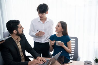 Profesyonel Asyalı çalışanlar, şirket ofisinde takım olarak çalışarak iş planları ve bilgisayarla başarılı olmak için verileri tartışırlar. Modern ofis çalışanı takım çalışması konsepti. Uyum