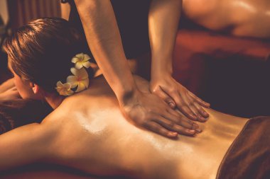 Kafkas çift müşterileri stres önleyici spa masajının keyfini çıkarıyorlar ve lüks otel veya otellerde sıcak mum ışığında güzellik derisi eğlenceleriyle şımartıyorlar. Sessiz.