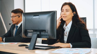 Ofiste çalışan kulaklık takan işadamları uzak müşteri ya da meslektaşlarını desteklemek için çalışıyorlar. Çağrı merkezi, tele pazarlama, müşteri destek acentesi telefon görüşmesinde hizmet sağlıyor. Jivy