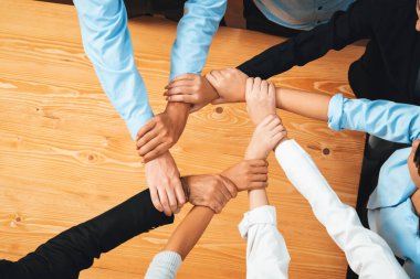 Çok kültürlü iş adamları el ele verip daire oluşturuyorlar. Ofis iş yerinde birlik takım çalışması. Çeşitli etnik ofis çalışanları takım oluşturmaya başladı. Habiliment