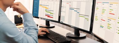 Proje yöneticisi, ekranda gantt grafik yazılım gösterimi kullanılarak ofis için iş programları planlıyor. Modern iş yönetimi ve iş akışı organizasyonu. Önde.