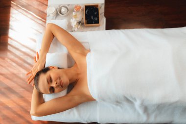 Panorama manzaralı kadın müşteri stres önleyici spa masajından zevk alıyor ve lüks otel veya oteldeki gündüz açık hava ortamında güzellik teniyle eğleniyor. Sessiz.