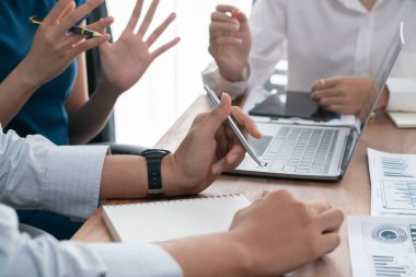 Çeşitli iş adamları birlikte çalışır, şirket ofisinde tartışırlar. Profesyonel takım çalışması tartışır ve dizüstü bilgisayarı gösterir. Modern çok kültürlü ofis çalışanı. Uyum