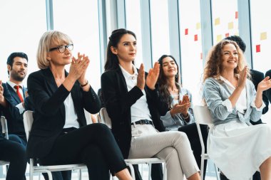 Bir grup iş adamı seminer konferansında toplanıyor. Seyirciler, çalışanların eğitim seanslarındaki eğitmenleri dinliyor. Uzman konuşmacı ile ofis çalışanları toplantısı. Jivy