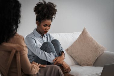 Travma sonrası stres bozukluğu olan üzgün bir kadın psikoloğu, depresyon ya da kalp yetmezliğinden sonra üzüntülü bir ruh sağlığı terapisi görüyor. Hayal kırıklığına uğramış genç bir kadın klinikteki duygular hakkında bir psikologla konuşuyor.