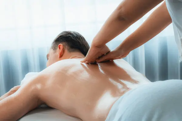 Homme Caucasien Client Appréciant Relaxant Massage Spa Stress Dorloter Avec — Photo
