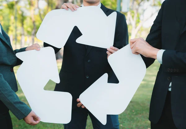 Pessoas Negócios Segurando Pedaços Ícone Seta Reversa Para Reciclar Símbolo — Fotografia de Stock