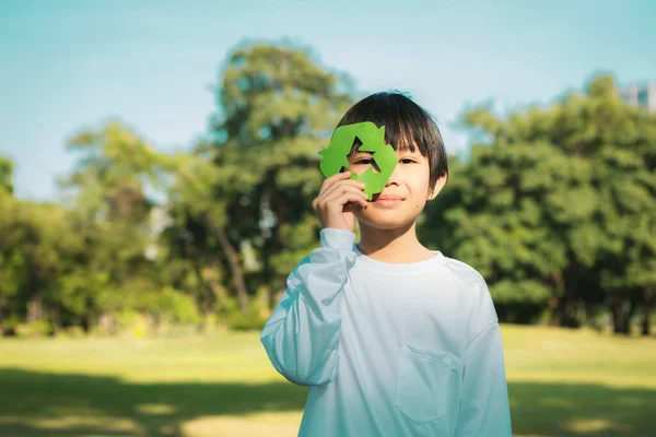 Веселий Молодий Азіатський Хлопчик Тримає Символ Переробки Денне Світло Природний — стокове фото