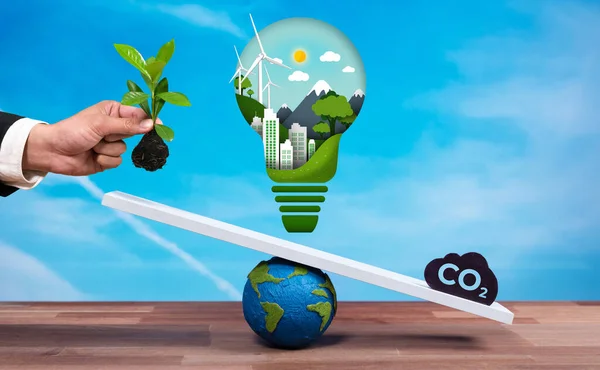 商人利用二氧化碳排放图标大规模平衡灯泡 展示了无害环境管理承诺的概念和通过清洁能源技术减少碳排放的环境保守理念 可靠性 — 图库照片