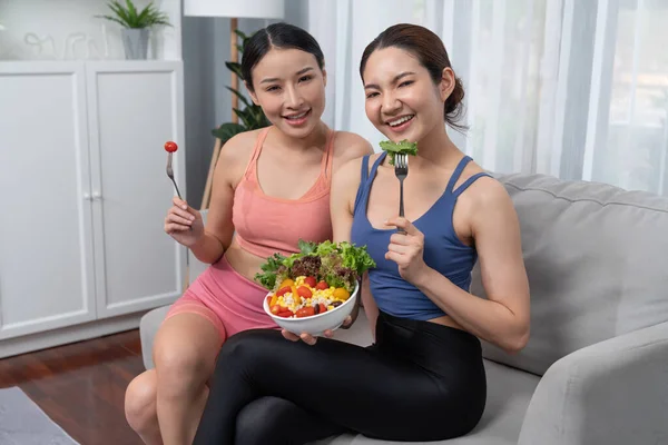 Young Sporty Asian Women Sportswear Holding Salad Bowl Together Fill — Stock Photo, Image