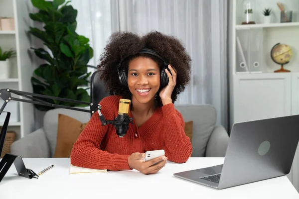 主持人频道的美丽的非洲女人在网上谈论广播教学营销影响力 与听众在广播或网上 工作场所任何地方的概念 节衣店 — 图库照片