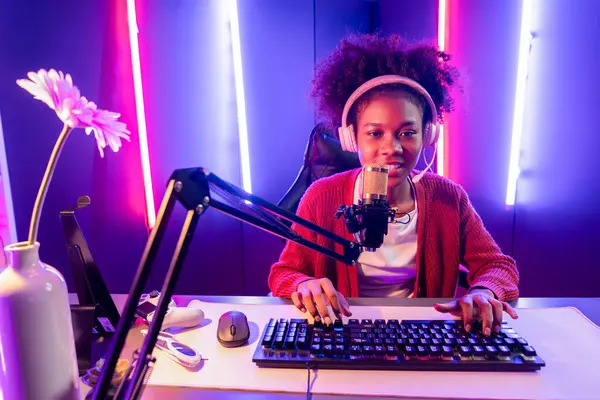 Host Kanał Streamer Gier African Girl Biorąc Wpisując Esport Wykwalifikowanego — Zdjęcie stockowe