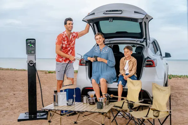 Familie Vakantie Reis Langs Het Strand Met Elektrische Auto Gelukkig — Stockfoto