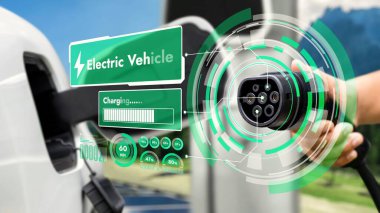 Kamera önündeki EV şarj aletine odaklan. Çevre dostu, bulanık, doğal arka planı olan bir hologram. Alternatif temiz enerji kullanarak CO2 emisyonunu azaltan EV araba şarj prizi.