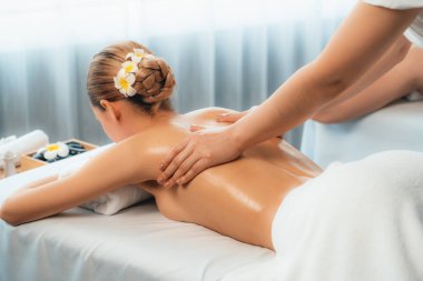 Kafkas çift müşterisi stres önleyici spa masajının keyfini çıkarıyor ve lüks otel veya oteldeki gündüz açık hava ortamında güzellik teniyle eğleniyor. Sessiz.