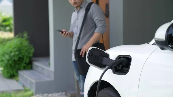 Man Unplugs Electric Vehicles Charger His Residence Concept Use Electric — Stock Photo, Image