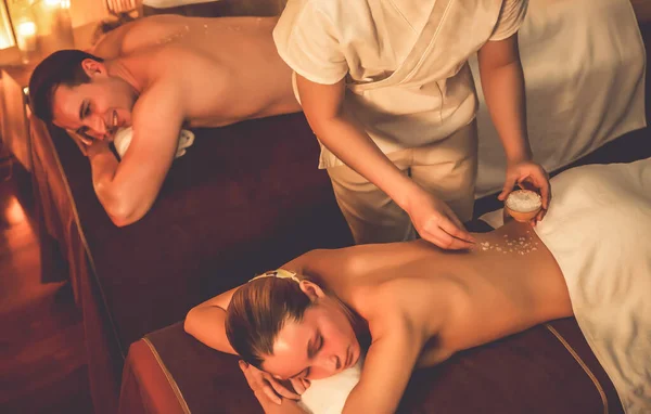 Paar Klanten Die Peeling Behandeling Luxe Spa Salon Met Warmte — Stockfoto