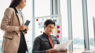 Mutsuz iş adamları ofiste iş sorununu tartışıyorlar. İflas ve kayıp konsepti. Jivy