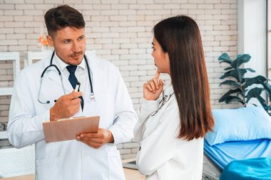 Profesyonel üniformalı doktor hastanedeki ya da klinikteki hastayı muayene ediyor. Sağlık, tıbbi ve doktor servis konsepti. Jivy