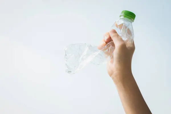 Recyclingfähige Plastikflasche Der Hand Vor Himmelshintergrund Plastikmüll Der Hand Zum — Stockfoto