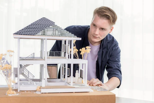 Arquitecto Diseñador Revisando Modelo Marco Casa Sin Pared Lluvia Ideas —  Fotos de Stock