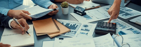 Kanceláři Spolupracuje Auditorský Tým Který Analyzuje Finanční Údaje Účetní Záznamy — Stock fotografie