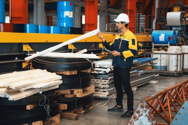 Mühendis, fabrika deposunda yeniden kullanım amaçlı sanayi ürünleri veya malzemelerini inceler ve yönetir. Verimli üretim için ağır endüstriyel ürünlerin kalite kontrol denetimi. Örnek gösteriliyor